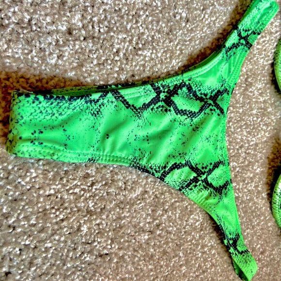 Neon green “Venom” snake print bikini set - Picture 4 of 4